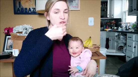 ポテトチップスを食べる母親と、それを見て喜ぶ赤ちゃん