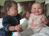 ちょっかいを出す赤ちゃん vs とりあえず超笑顔の赤ちゃん