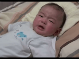 アニメ「ジョジョの奇妙な冒険」のオープニングテーマでピタッと泣き止む赤ちゃん