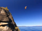 断崖絶壁からロープを使って30メートル下の湖面にジャンプする最高にクレイジーな外人