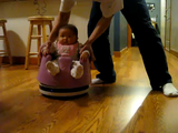 自動お掃除ロボットのルンバに赤ちゃんを椅子ごとのっけてみた映像