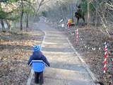 公園をお散歩中に大きな恐竜と出くわして、パパから「走るんだザック！」と言われた2歳半の男の子が見せてくれた最高のリアクション