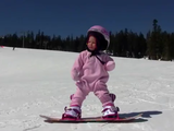 すごい！ちゃんと止まれてる！わずか1歳3ヶ月でスノーボードを楽しむ女の子