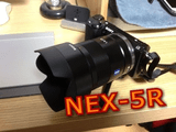 「SONY α NEX-5R（黒）」の開封～セットアップまでを、「SONY α NEX-5R（シルバー）＋最強レンズ」で撮影するという何とも贅沢な動画レビュー