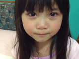 パパのせいで頭をぶつけて大泣きした4歳の女の子が、何とかご機嫌を取ろうと歌を唄うパパに「面白くないもん」って言いながらどんどん笑顔になっていく超ホッコリ映像