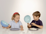 ホッコリ実験映像♡ 「子供は何も教えなくても食べ物を分け合える」