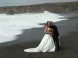 海岸で結婚記念写真を撮っていたら、想定外の大波にさらわれそうになる新郎新婦