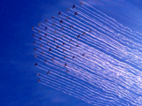 鳥肌たちまくり！アメリカンフットボールの試合前のセレモニーでスタジアムの上空を49機の航空機が編隊飛行で通過するサプライズ演出