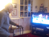 コントローラーを振り回して遊ぶ任天堂のゲーム機「Wiiスポーツ」でボクシングを楽しむ95歳のおじいちゃん