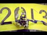命懸けの Happy New Year！手と足の間に布を張った滑空用特殊ジャンプスーツで、地面から2mの地点に設置された「2013」の看板を突き破る男性