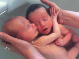 フランスの看護師さんが考案した新しい「新生児の入浴法」を紹介するビデオが何だかとっても癒される