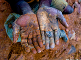 残虐な行為を繰り返してきたコンゴの武装グループが鉱物の採掘/輸出に関わり、その鉱物がスズやコルタンに加工され世界中の携帯電話に使われている