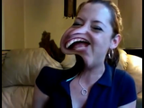 カメラの「変顔」表示機能を発見して爆笑する女性