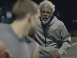 胸がスカッとするドッキリ映像／ヨボヨボのおじいちゃんがストリートバスケでスーパープレーを連発！