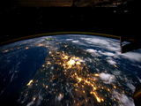 国際宇宙ステーション「ISS」から撮影された写真をつなぎあわせて作った「地球の夜景」を、ハッとするほどの超高画質でお届け